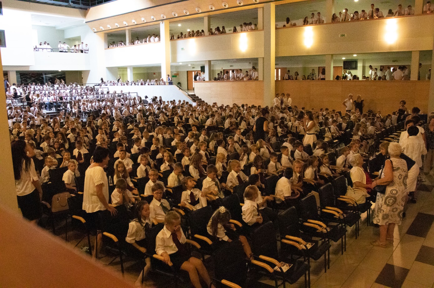 Az iskola 1150 diákja benépesítette az ünnepség helyszínéül szolgáló impozáns Kodály Zoltán Kulturális Központot