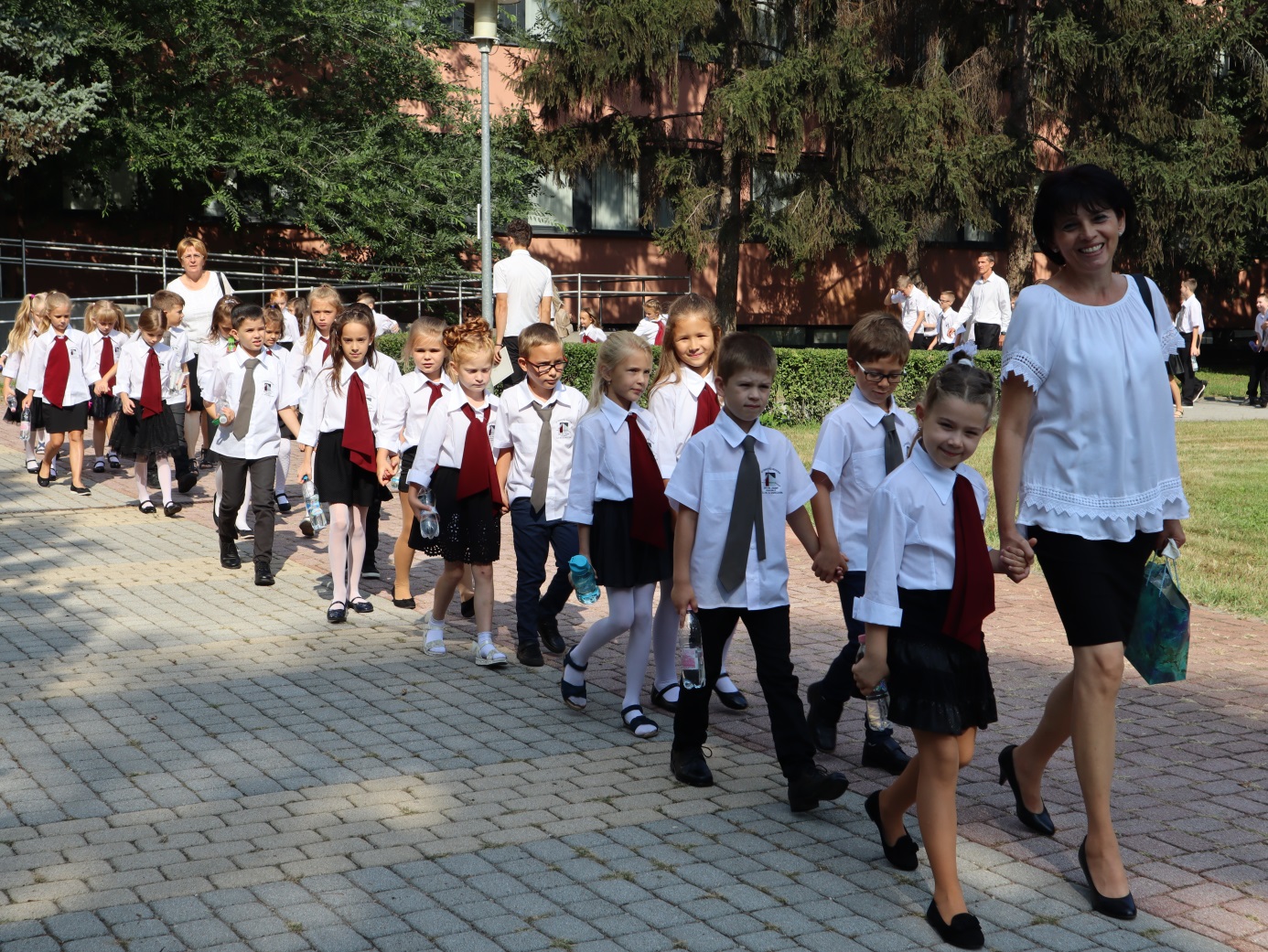 A diákok úton „hazafelé” az Ungvár sétányon levő „Csoki-suli”-ba