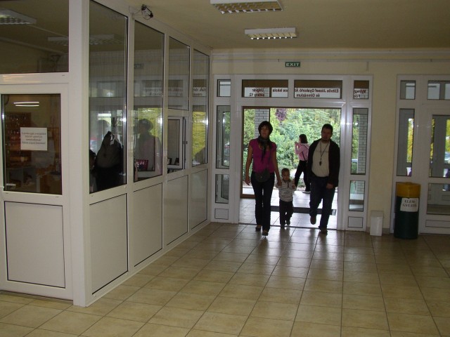 Az Eötvös Gyakorlóiskola főbejárata (belső kép)