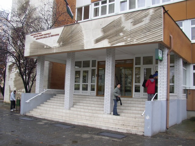 Az Eötvös Gyakorlóiskola főbejárata (külső kép) 