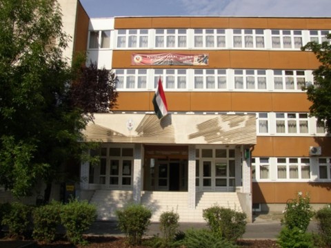 Az Eötvös Gyakorlóiskola főbejárata (külső kép)
